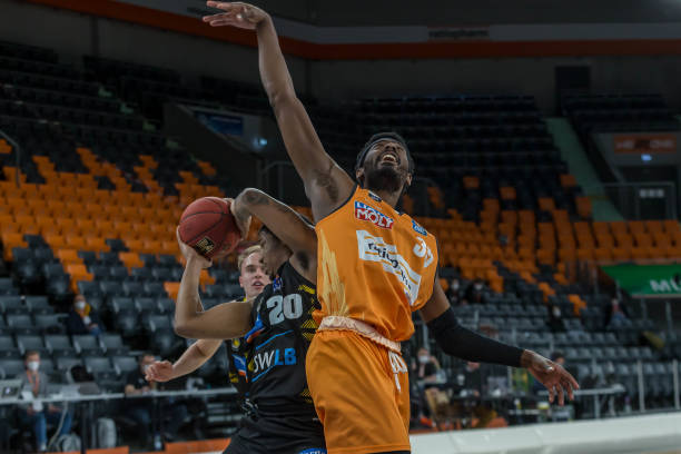 阿尔瓦雷斯 阿尔瓦雷斯